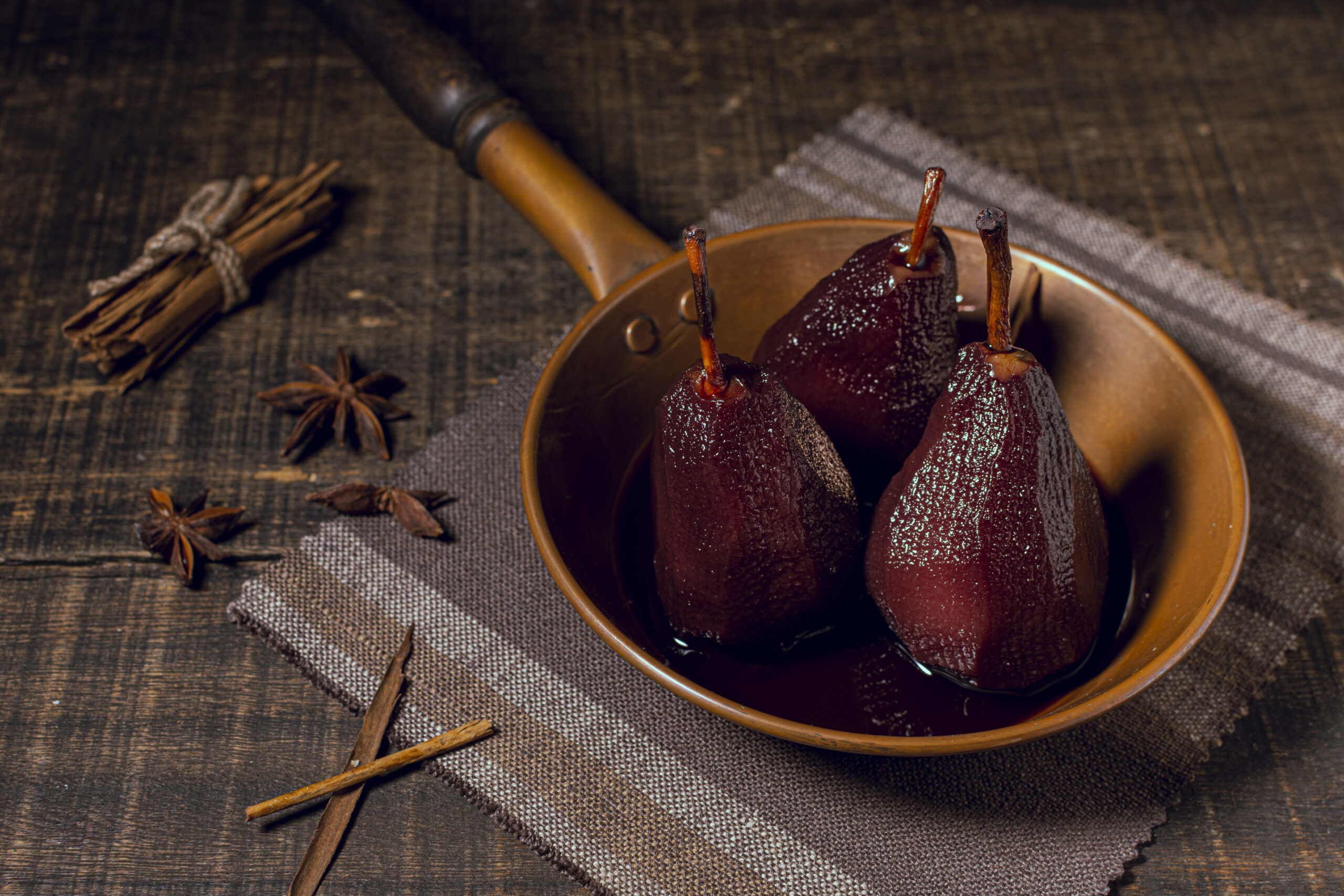 POIRES POCHÉES AU VIN ROUGE 🍐🍷